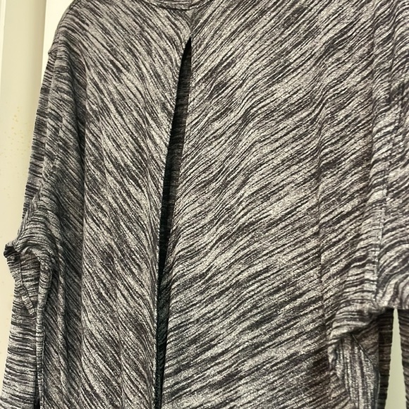 Size 8 lululemon top - Picture 3 of 5